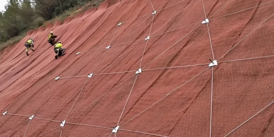 Análisis de estabilidad de taludes en Calama: factor de seguridad y diseño en suelos salinos